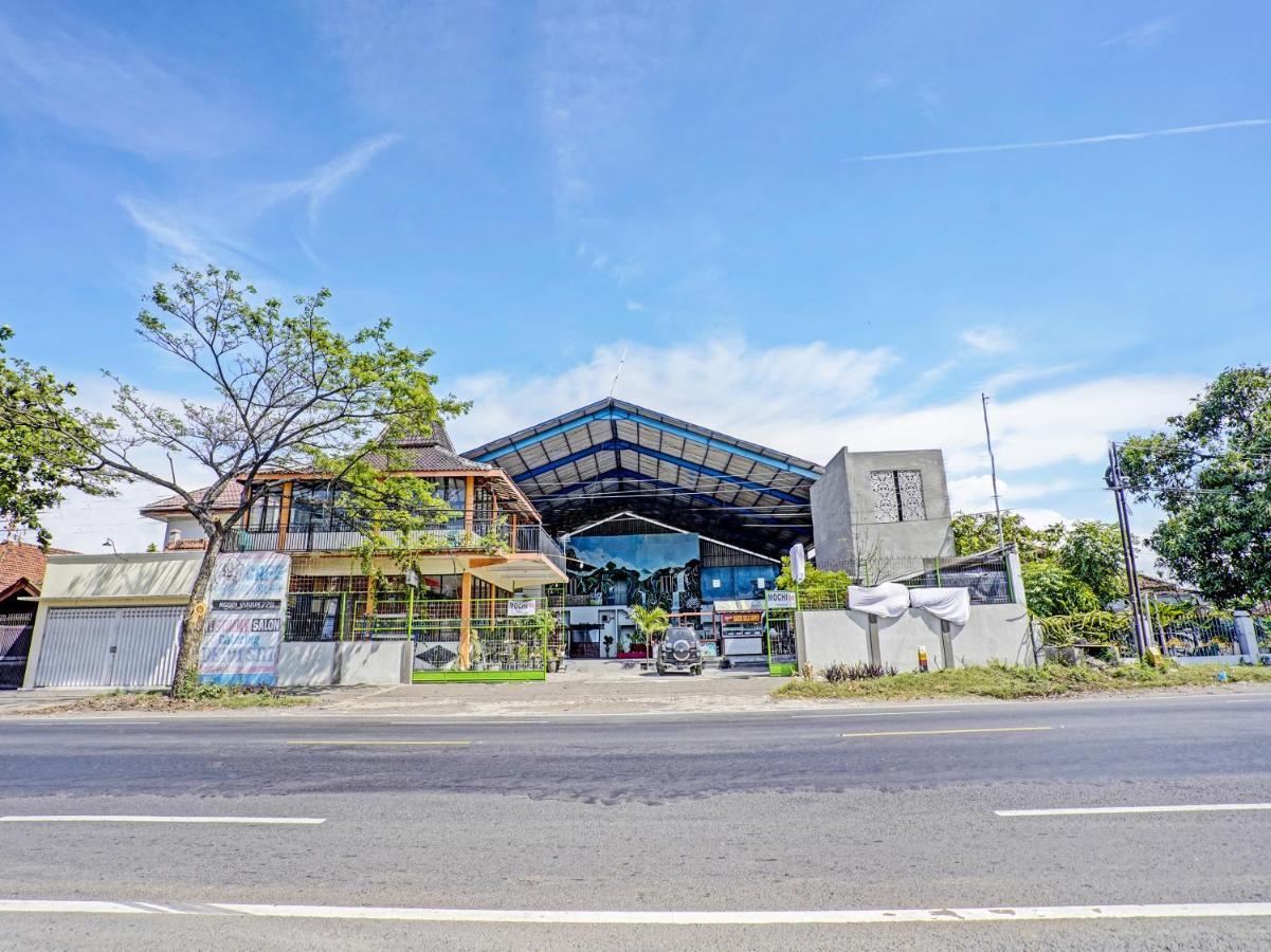 SPOT ON 90943 Mochi 88 Homestay Probolinggo Exteriör bild