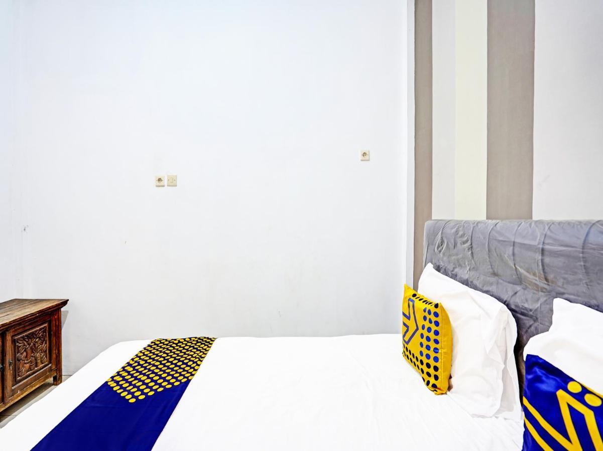 SPOT ON 90943 Mochi 88 Homestay Probolinggo Exteriör bild