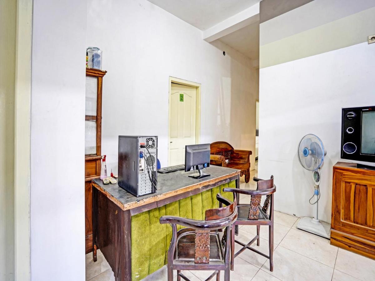 SPOT ON 90943 Mochi 88 Homestay Probolinggo Exteriör bild